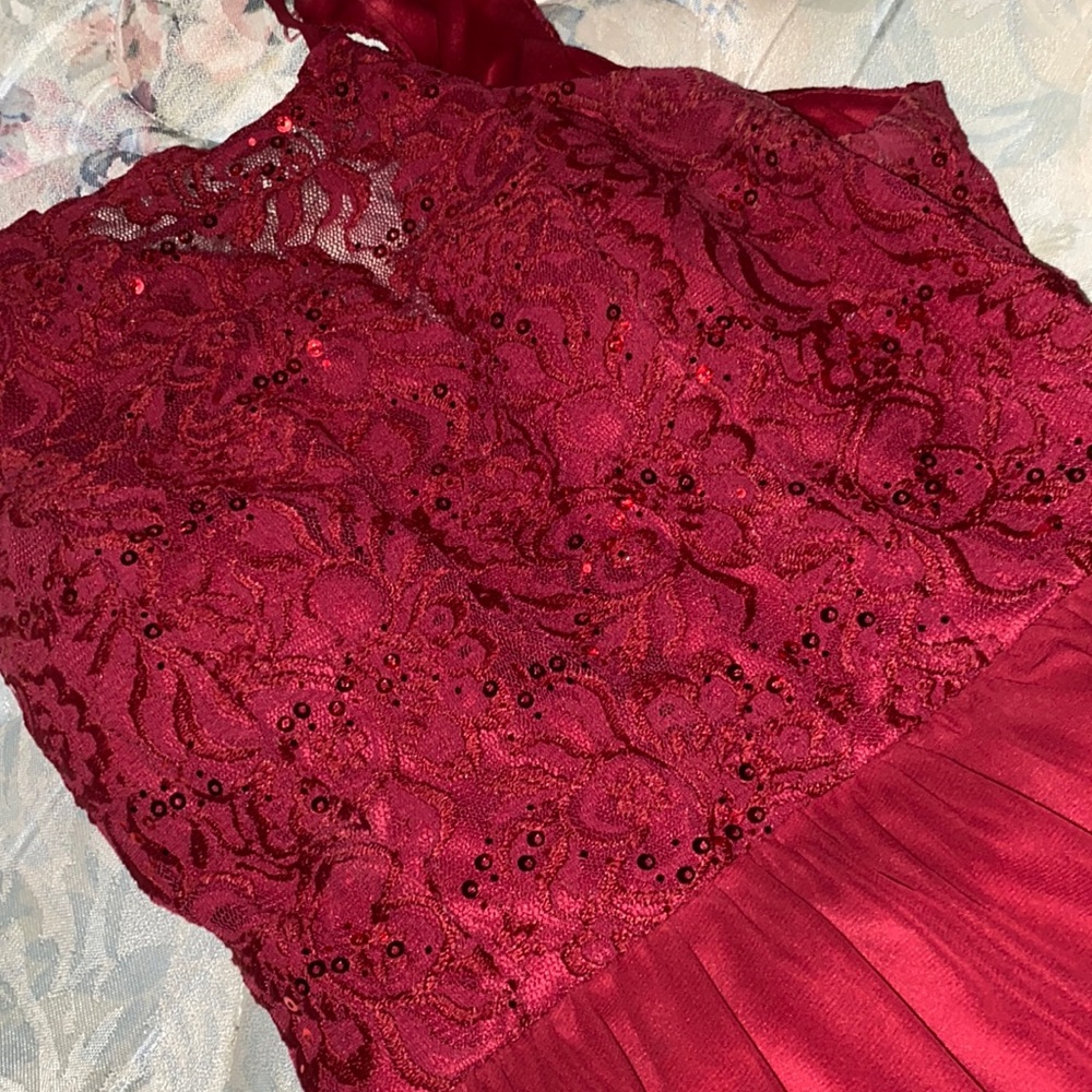 Never been worn ankle length in the back just below the knees in the front
